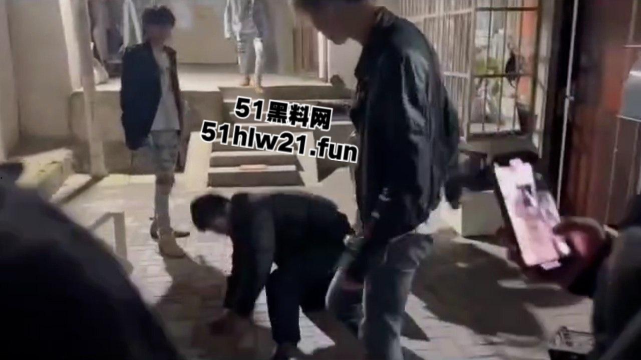 武汉国潮男孩手太欠,当街摸妹子屁股耍流氓被高街小子正义出手一顿暴揍!-1