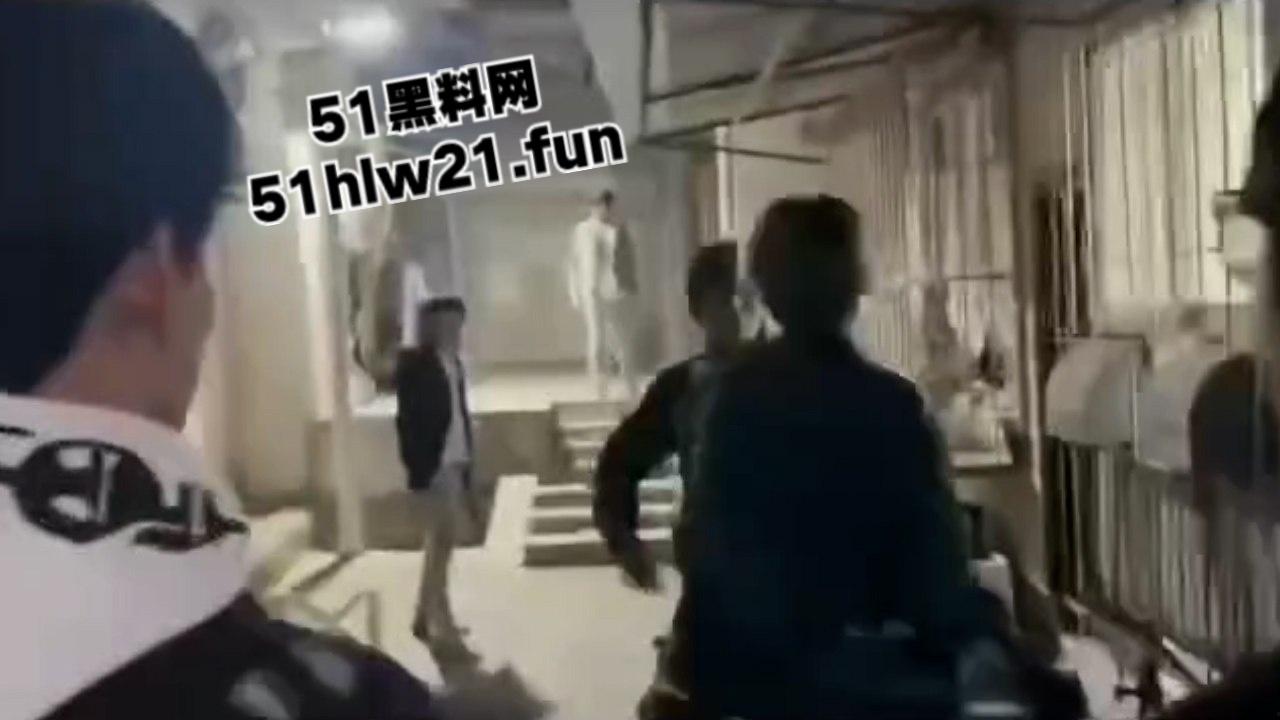 武汉国潮男孩手太欠,当街摸妹子屁股耍流氓被高街小子正义出手一顿暴揍!-4