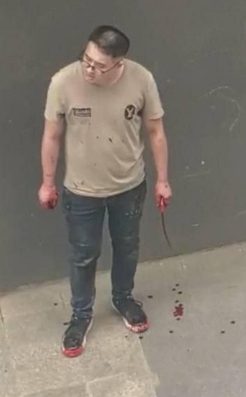 四川成都大街上杀人现场曝光 一男子手持尖刀连捅妻子数刀直至死亡 杀疯了欲对旁边路人下手  尖刀都被捅弯了 现场血流成河 胆小者勿入-4