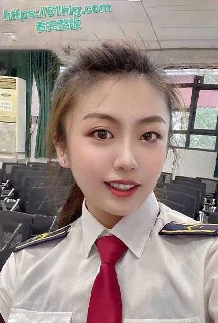 【天津市】滨海新区28岁美艳公务员与领导偷情视频外泄,露脸深情舔屌,官场闺秀床上淫荡-2