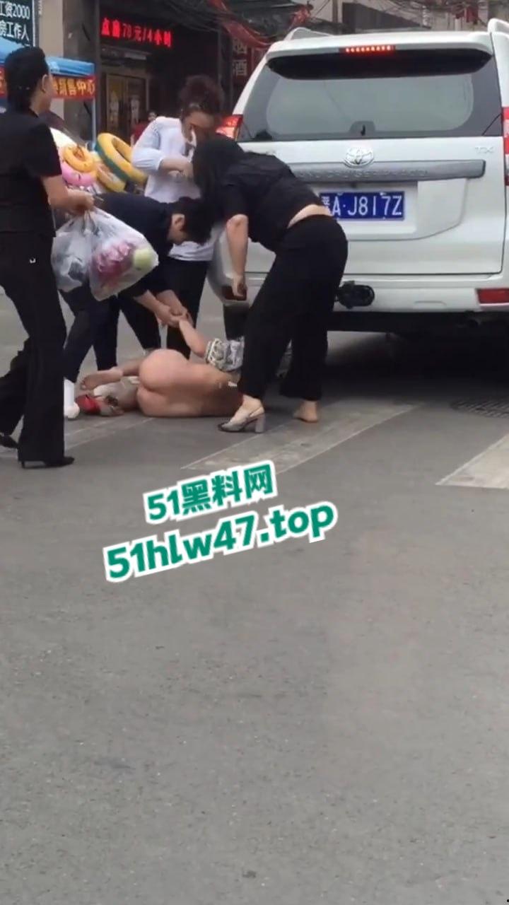 陕西太原抓小三现场,大妈带着三位姐妹当街抓小三,大街上边打边脱不得不说小三身材的确很赞。-6