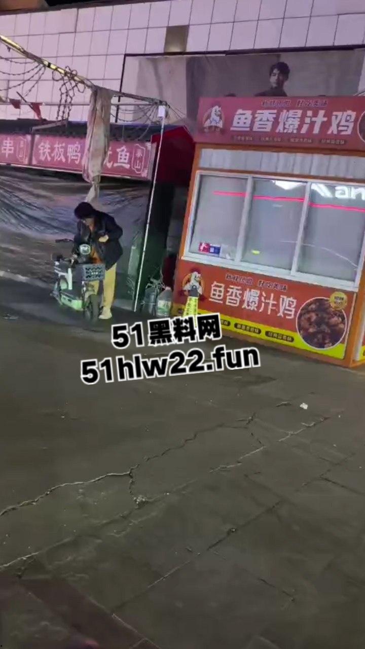 山东戏精大妈当街撒泼耍浑一哭二闹三上吊，表演太久看大家不上套此场闹剧尴尬收场。-3