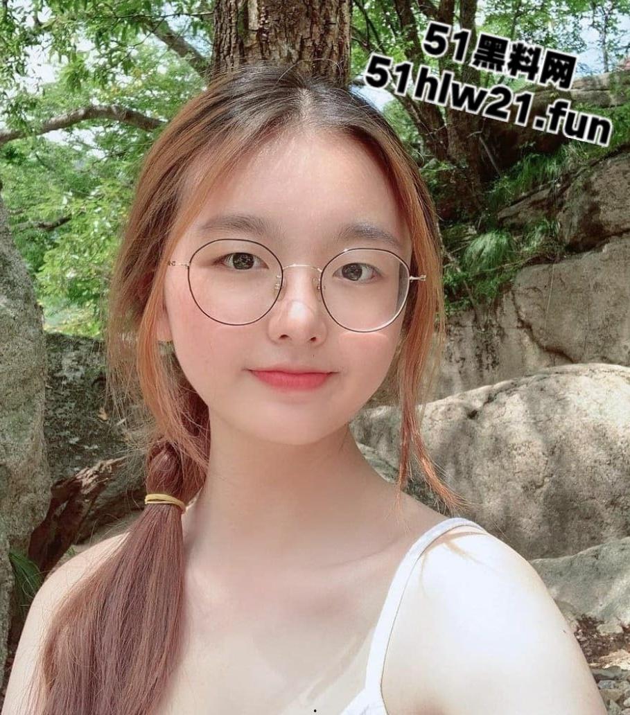 青春无敌可爱尤物，极品反差眼镜萝莉身材极品美乳粉嫩，果然带眼镜的最骚私下极度反差。-8