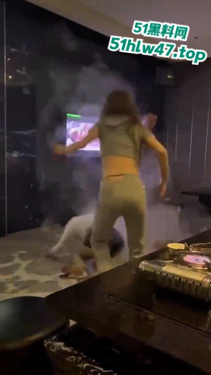 实拍ktv妹子撕逼打架现场,竟然用冒着浓浓滚烟的开水泼身上,轻则掉一层皮严重直接死人!-3