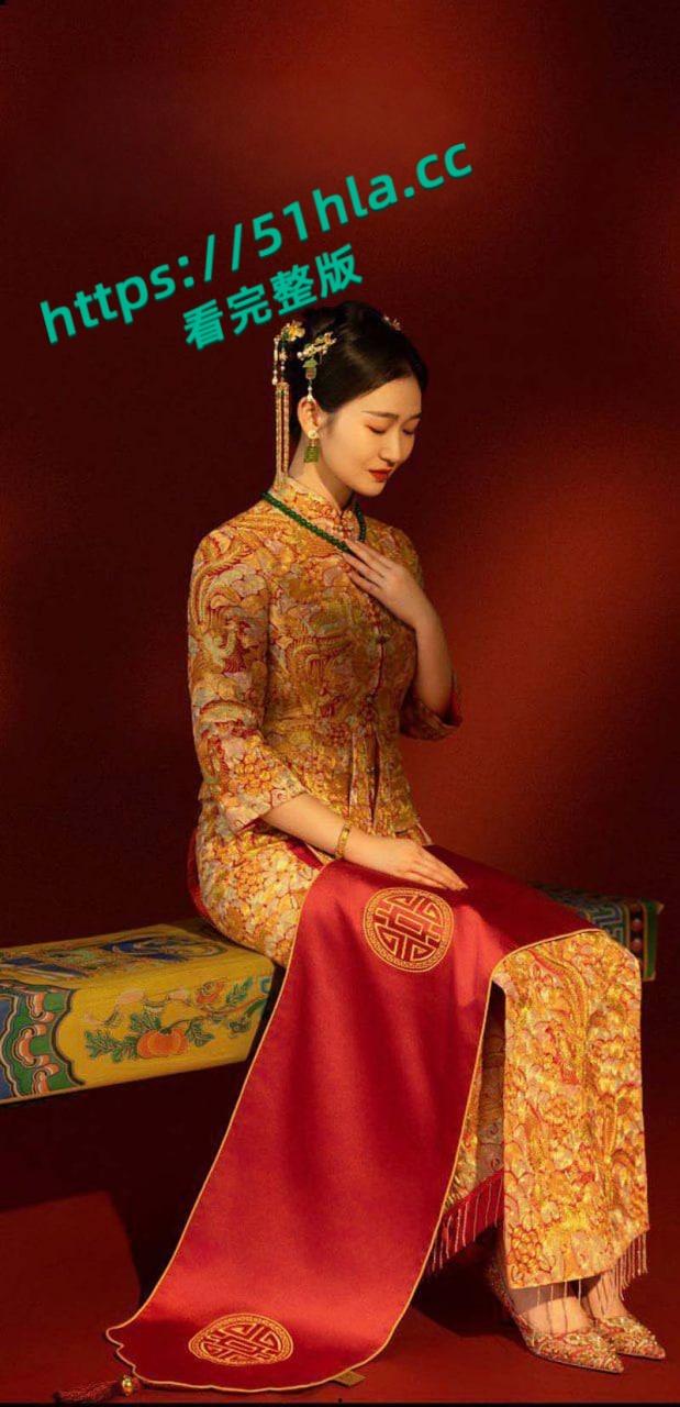 绿帽龟分享新婚淫妻性爱视频，骚浪少妇床上媚态百出，鸡巴吃的嘬嘬响，满脸期待渴望被大屌满足！-1