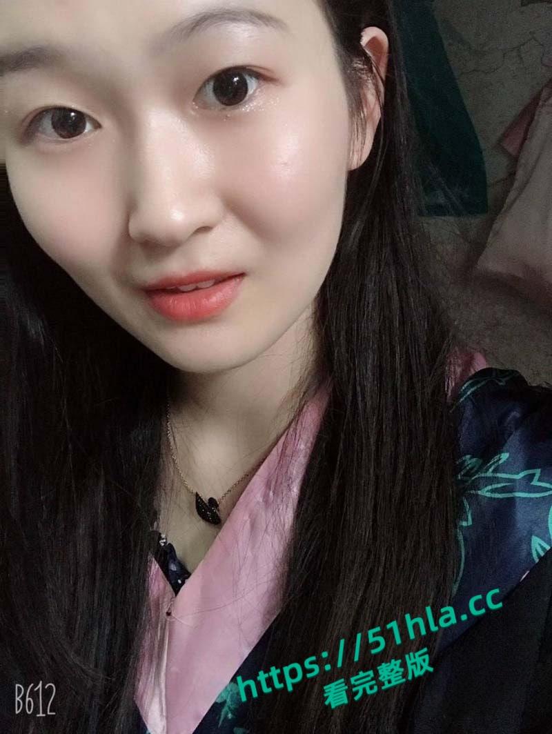 绿帽龟分享新婚淫妻性爱视频，骚浪少妇床上媚态百出，鸡巴吃的嘬嘬响，满脸期待渴望被大屌满足！-3