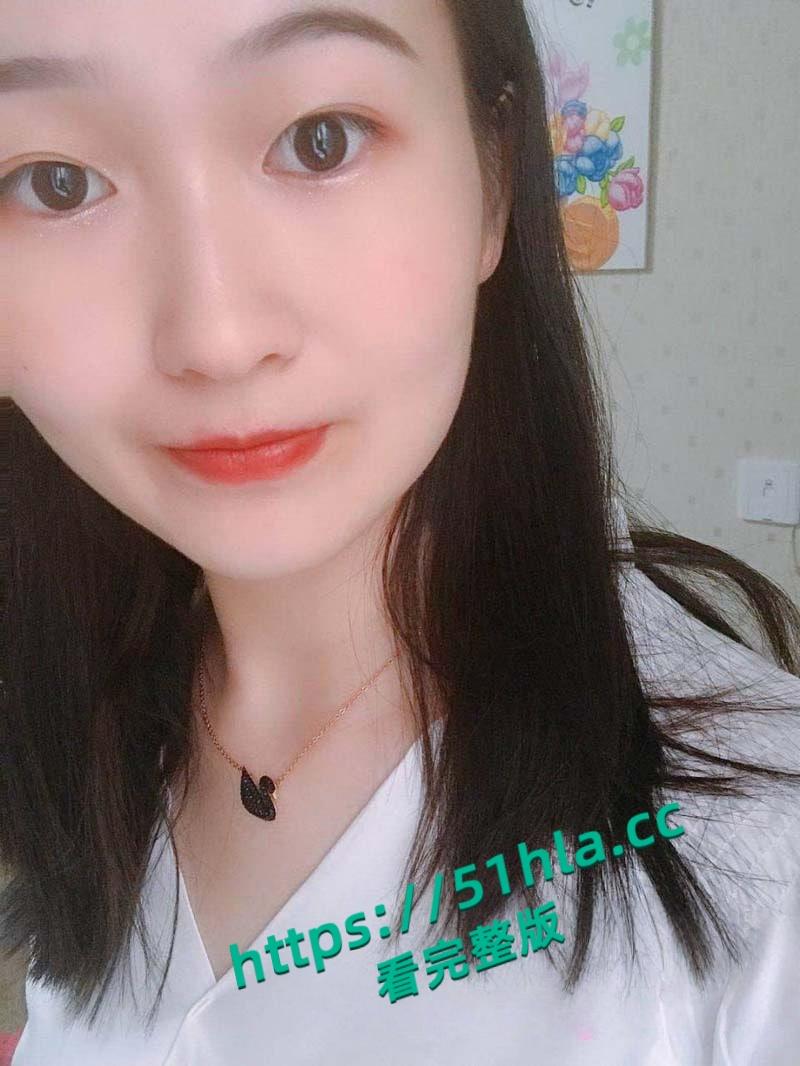 绿帽龟分享新婚淫妻性爱视频，骚浪少妇床上媚态百出，鸡巴吃的嘬嘬响，满脸期待渴望被大屌满足！-4