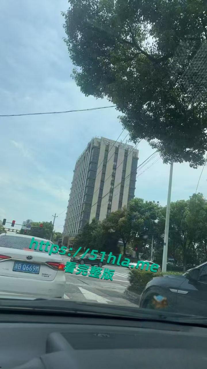 群里找兄弟一起捉奸现场实录，绿帽男花了50万彩礼娶的老婆，没几天就出轨被抓！-4