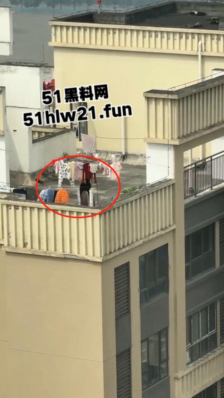 河南郑州某小区，惊现偷内衣变态被邻居拍下全过程，变态直接当场伸进内裤开始打飞机！-4