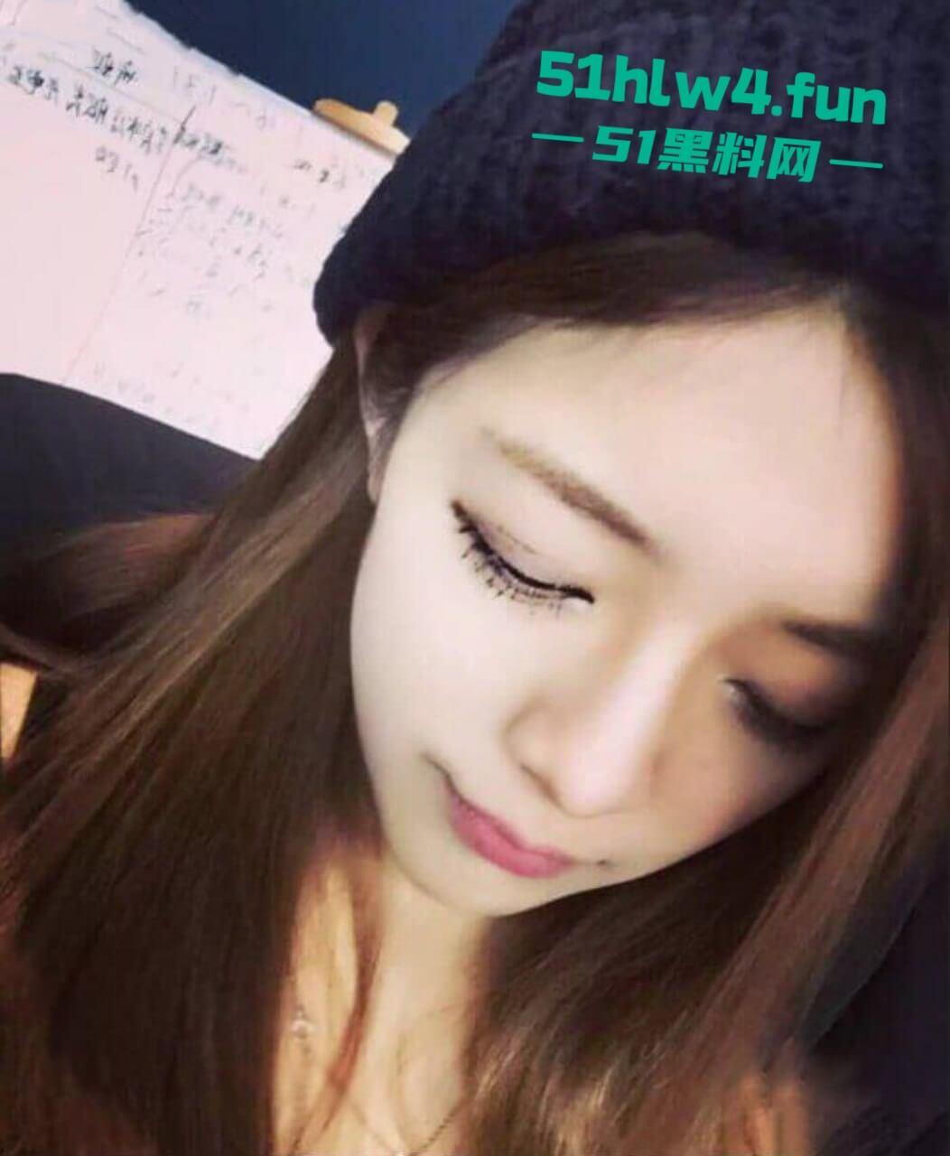 高颜值大眼母狗御姐颜值模特身材，私下却反差至极跪地舔脚伺候主人，再被无套抽插无毛嫩穴。-2