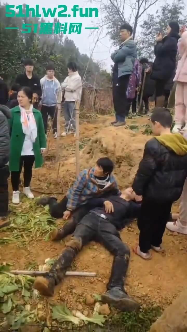 湖南衡阳李花村和添枝村互殴，数名外姓移门村民被打晕倒地不起，现场实拍流出。-2