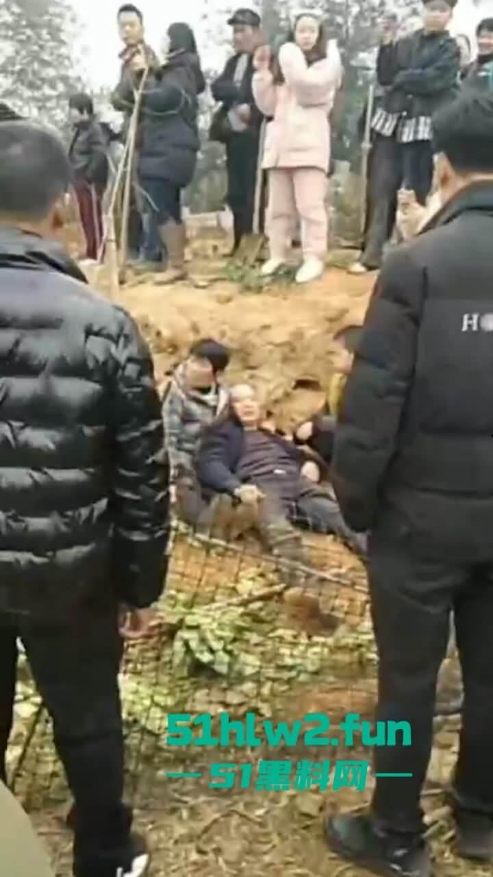 湖南衡阳李花村和添枝村互殴，数名外姓移门村民被打晕倒地不起，现场实拍流出。-7