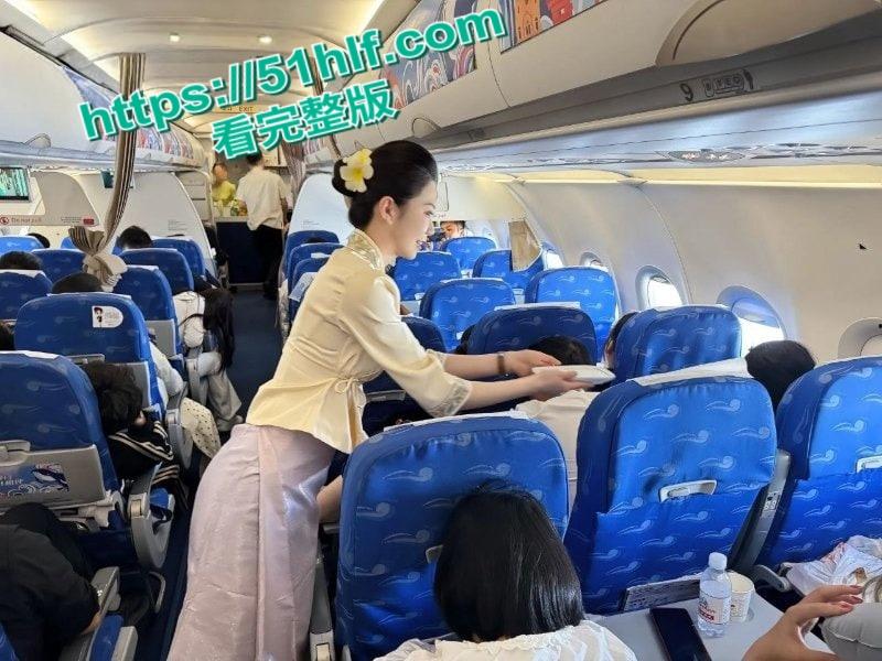 山东青岛98年空姐【张萍】私下淫乱视频流出，反差骚婊学生时代就欲望爆棚四处寻欢！-1