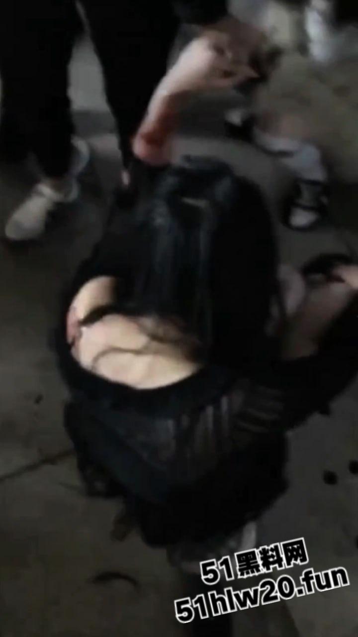 吉林长春精神小妹干架现场，一群精神小妹带着几个小伙围殴俩美女，打人者正在追捕当中。-3