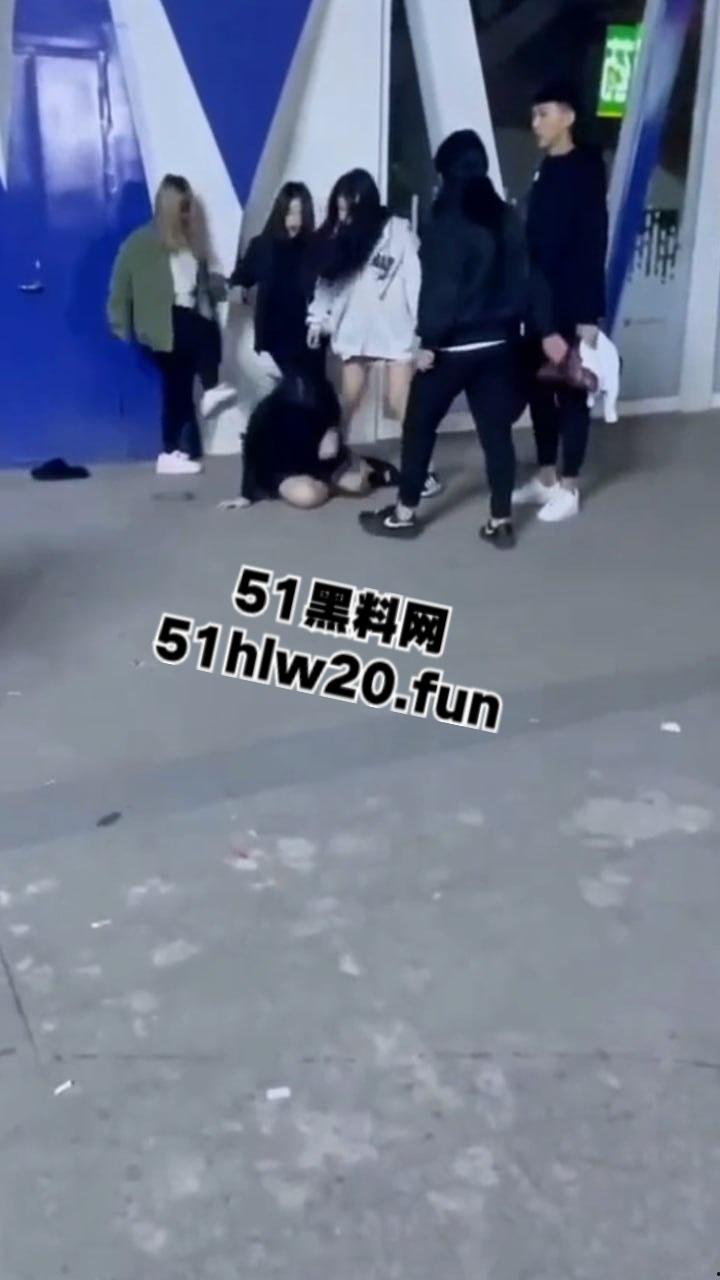吉林长春精神小妹干架现场，一群精神小妹带着几个小伙围殴俩美女，打人者正在追捕当中。-4