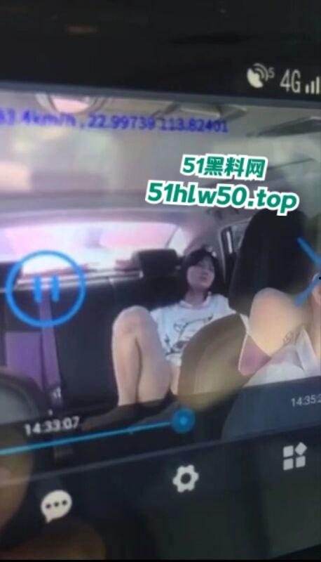 网约车司机监控偷拍，长腿学生妹按耐不住寂寞，竟在车上看片自慰被曝光，网友直呼跪求联系方式！-3