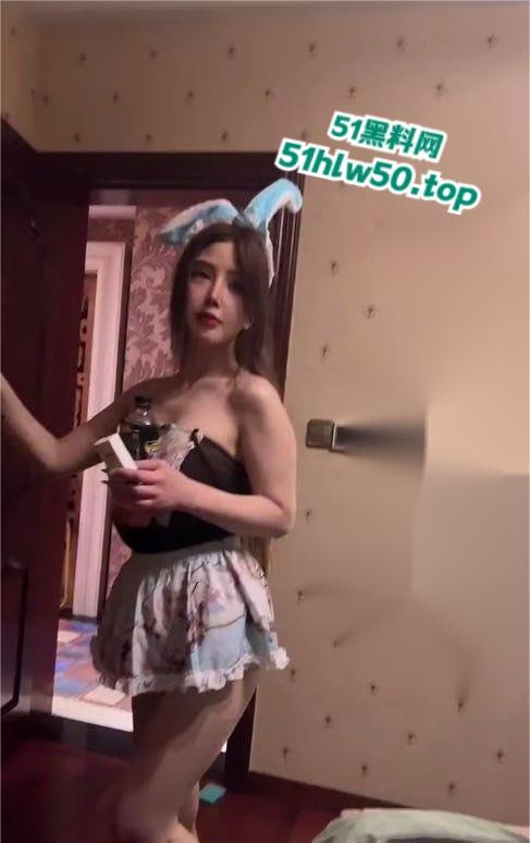 抖音小网红变身高级鸡，黑龙江高端外围一男戏三凤，黑丝开裆裤随便抽插另类刺激!-3