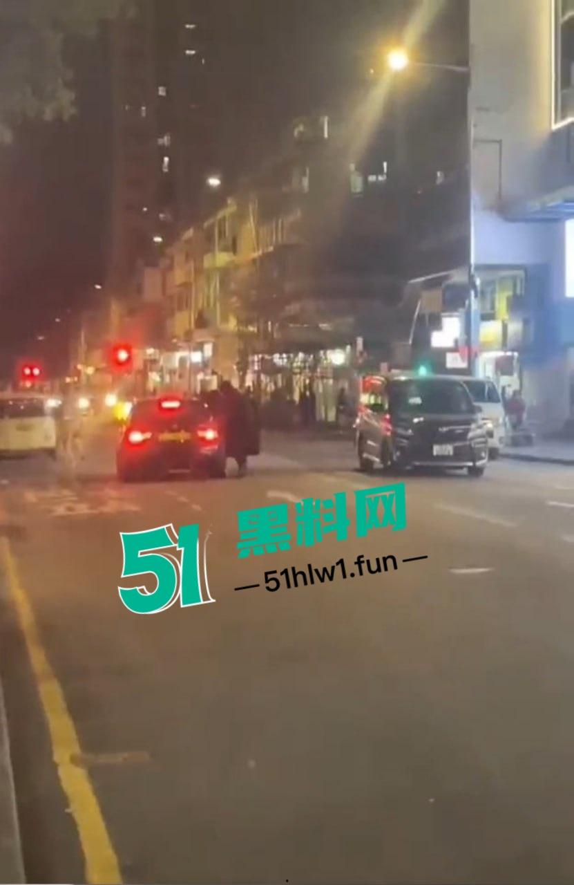 香港街头变抢金战场，4蒙面刀匪手持铁锤猛砸金铺，秒掳金饰驾车狂飙逃离，驾车消失得无影无踪！-4