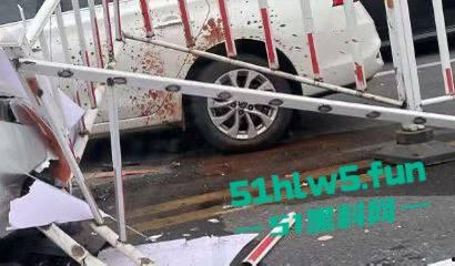 汕头金沙公园雨天路滑致小车失控撞飞数人，现场血腥场面惨不忍睹，永远不知道明天和意外谁先到来。-1