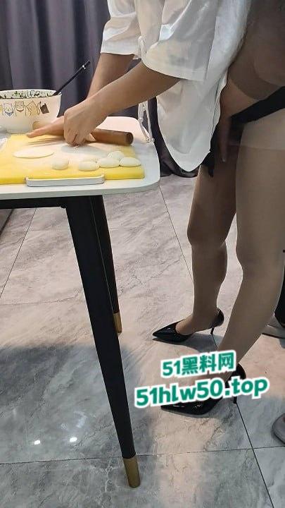 乱伦系列之母子，单身骚妈微博发亲吻照宣示亲儿使用权，居家做爱后入肥臀边包饺子边授精。-5