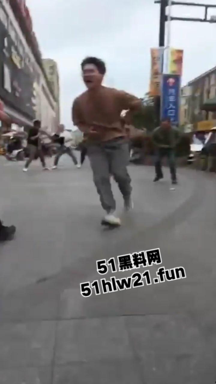 浙江绍兴大唐街道大润发超市门外，发生持刀伤人恶性事件，多名男子浑身是血倒地不起，行凶者疑似报复社会。-5