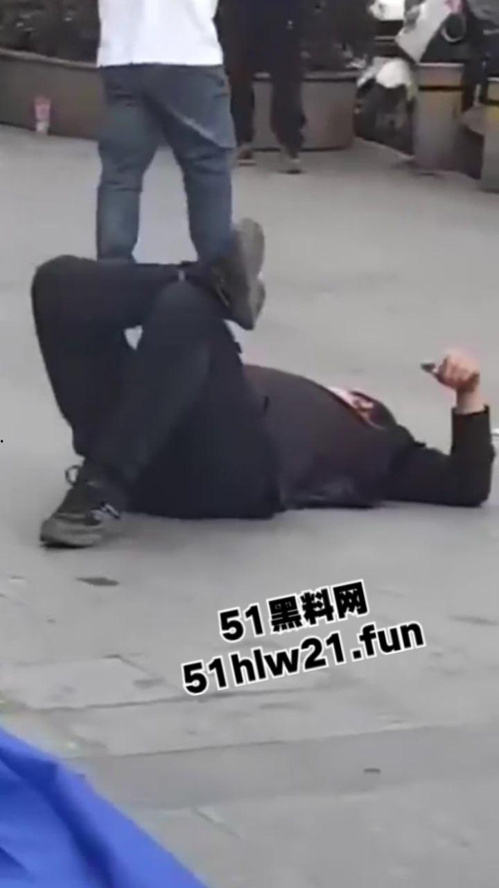 浙江绍兴大唐街道大润发超市门外，发生持刀伤人恶性事件，多名男子浑身是血倒地不起，行凶者疑似报复社会。-8