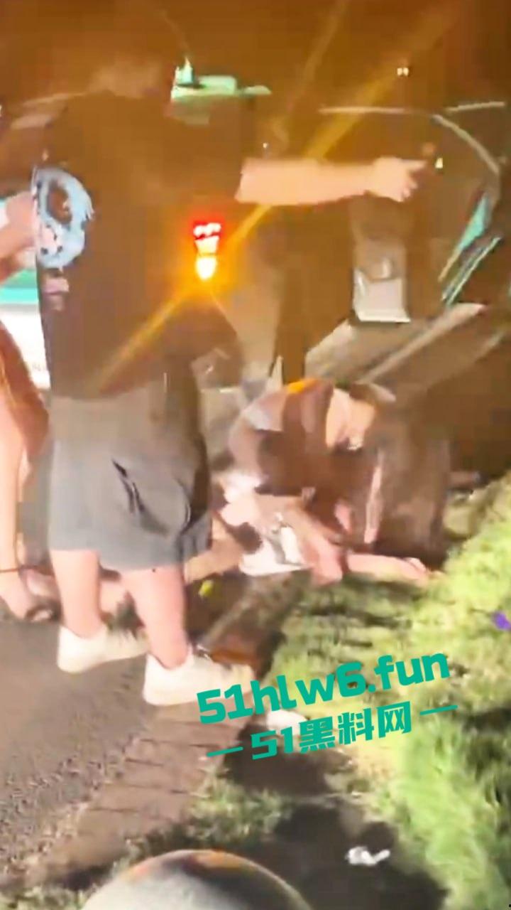 广州夜店女斗殴现场，俩长腿妹爆揍少妇只穿胸罩内裤看着可真养眼啊，这样的战斗可太爱看了。-7