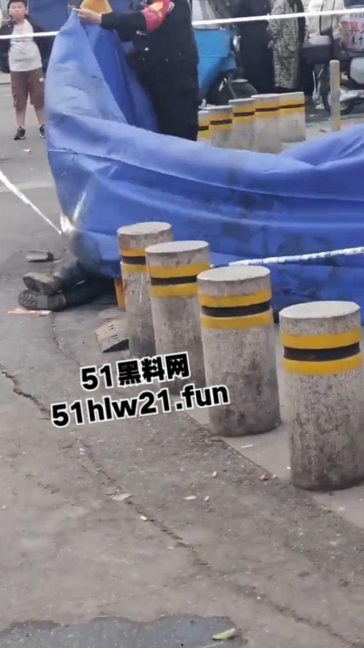 浙江绍兴大唐街道大润发超市门外，发生持刀伤人恶性事件，多名男子浑身是血倒地不起，行凶者疑似报复社会。-11