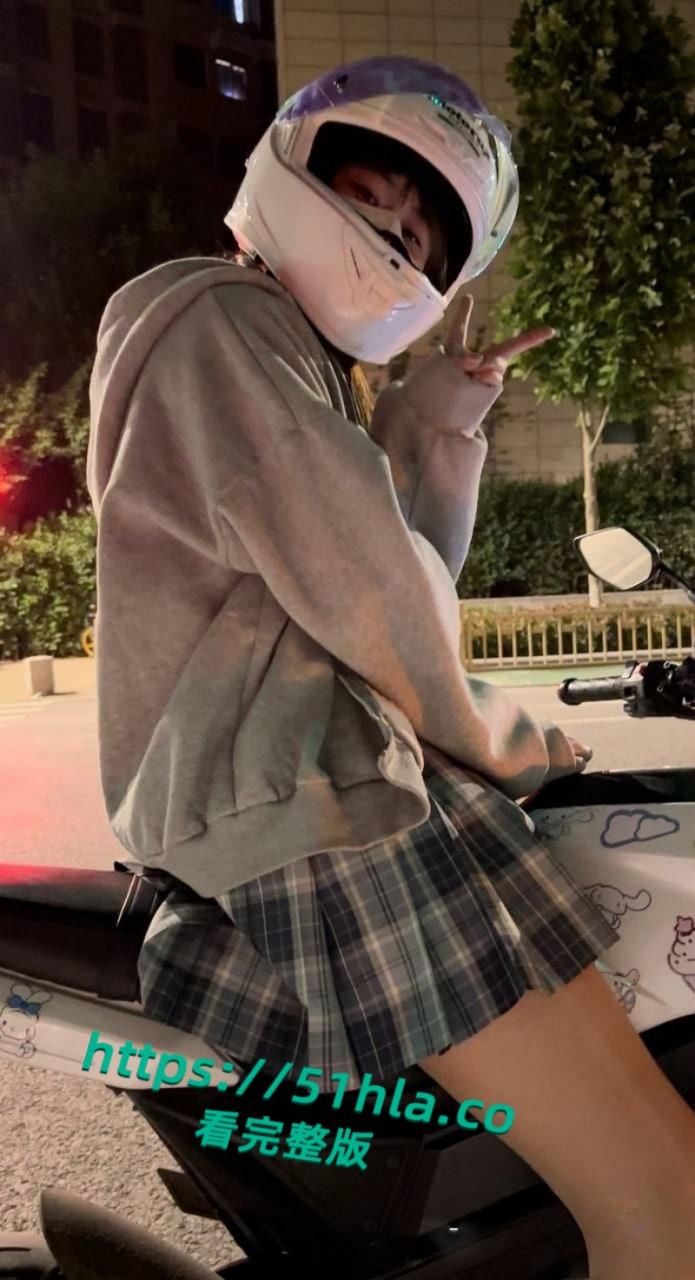 约啪大神【江南第一深情】成功拿下极品反差JK机车妹，闺房后入圆润翘臀蜂腰纤细浪叫极度诱人！-1