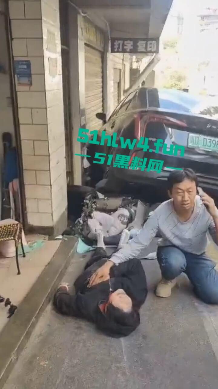 四川女司机驾车失控，撞向路边5名老人导致1死4伤，疑似电车刹车失灵现场视频流出。-1