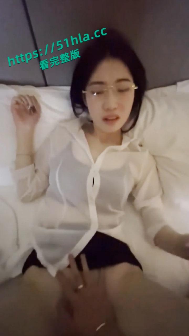 真实调教,极品大学生眼镜反差婊,肤白貌美身材火辣全程露脸,被主人调教的服服帖帖!-2