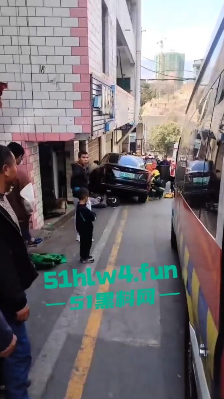 四川女司机驾车失控，撞向路边5名老人导致1死4伤，疑似电车刹车失灵现场视频流出。-4