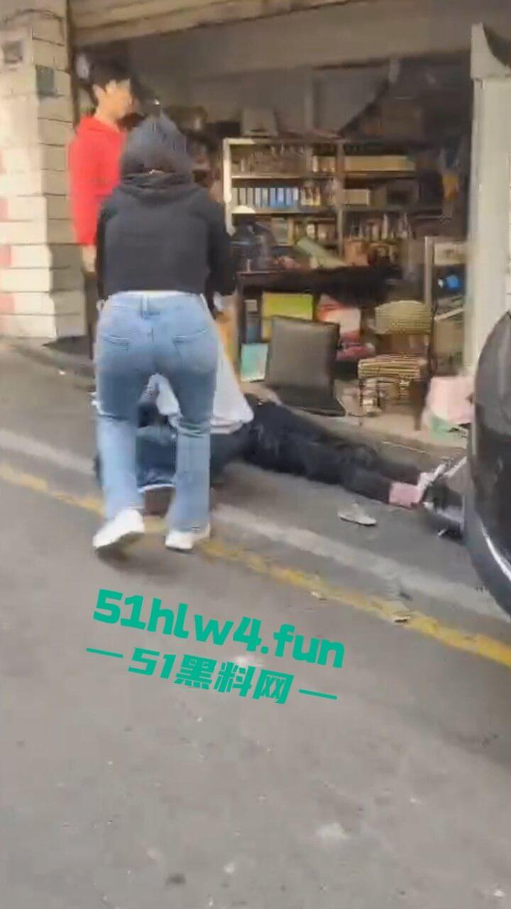 四川女司机驾车失控，撞向路边5名老人导致1死4伤，疑似电车刹车失灵现场视频流出。-6