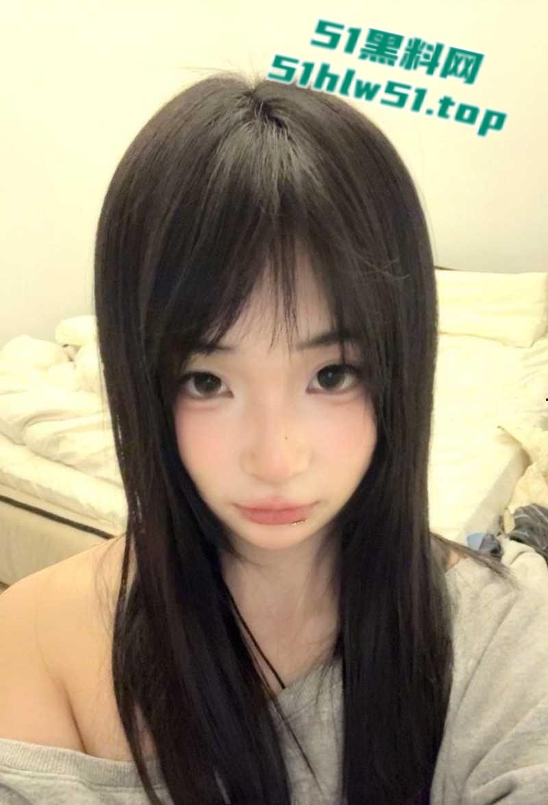 广东佛山大学生【陈艺蕾】大量私拍自慰视频流出，绝色尤物喜欢各种玩具来满足空虚的小穴！-3