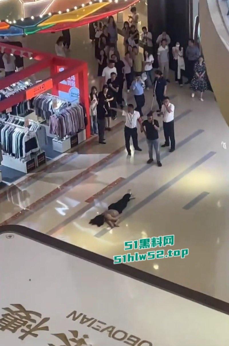 江苏扬州京华城商场内，女子跳楼轻生真相暴漏竟是与男友买奶茶发生分歧，一时冲动跳楼结束了生命！-2