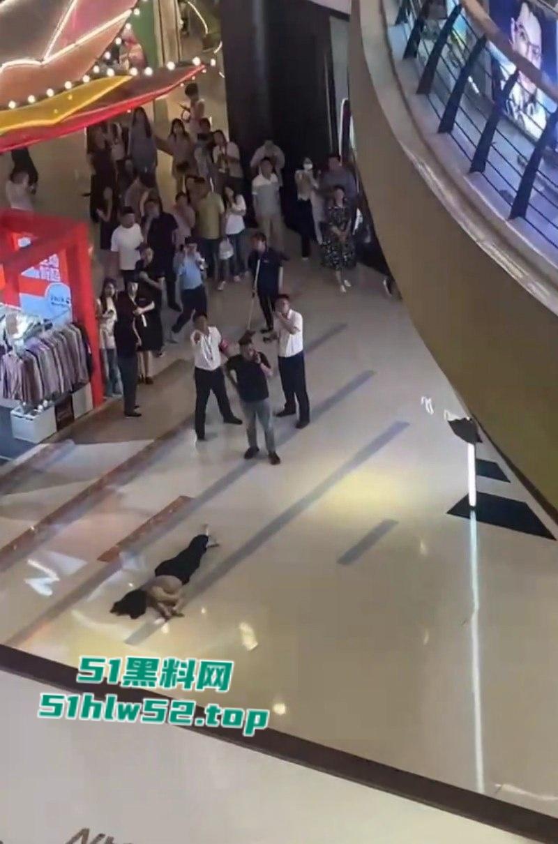 江苏扬州京华城商场内，女子跳楼轻生真相暴漏竟是与男友买奶茶发生分歧，一时冲动跳楼结束了生命！-3