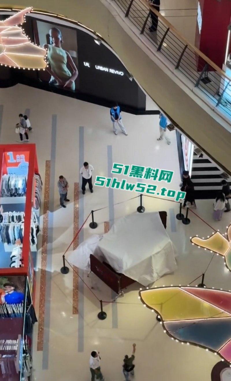 江苏扬州京华城商场内，女子跳楼轻生真相暴漏竟是与男友买奶茶发生分歧，一时冲动跳楼结束了生命！-4