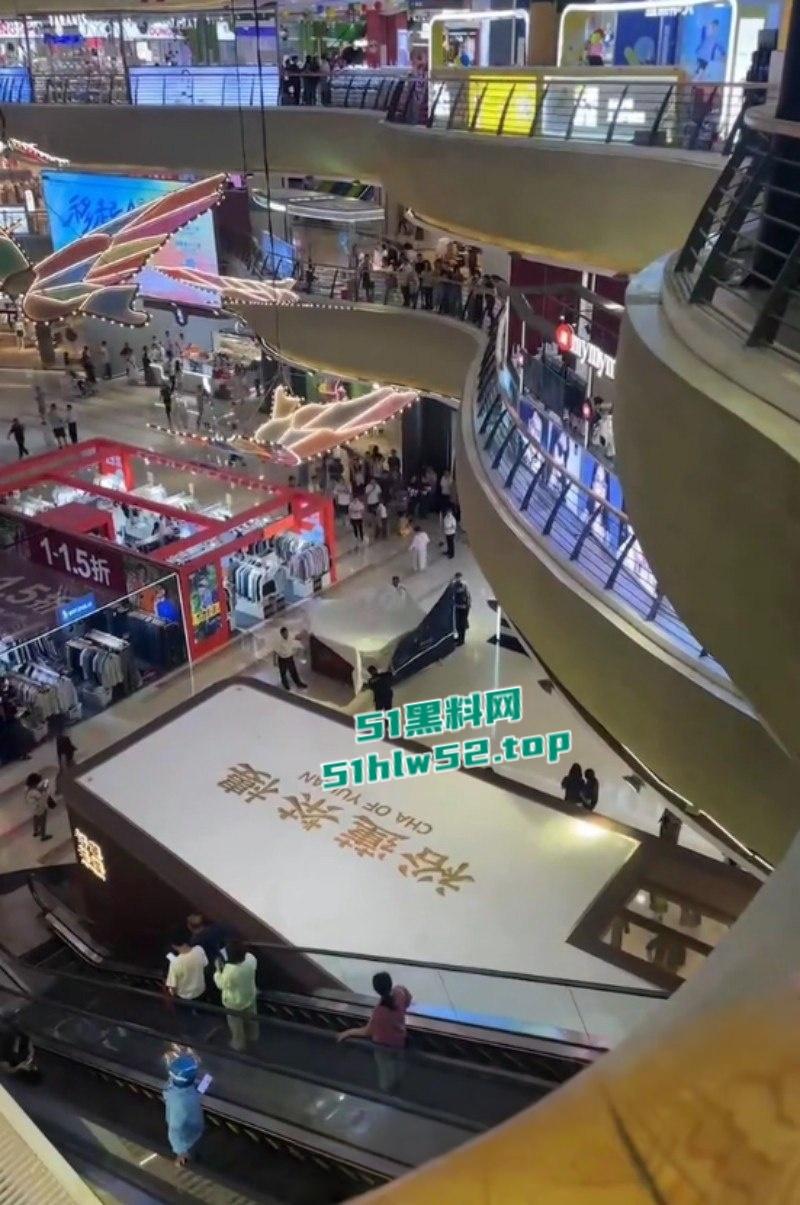 江苏扬州京华城商场内，女子跳楼轻生真相暴漏竟是与男友买奶茶发生分歧，一时冲动跳楼结束了生命！-5