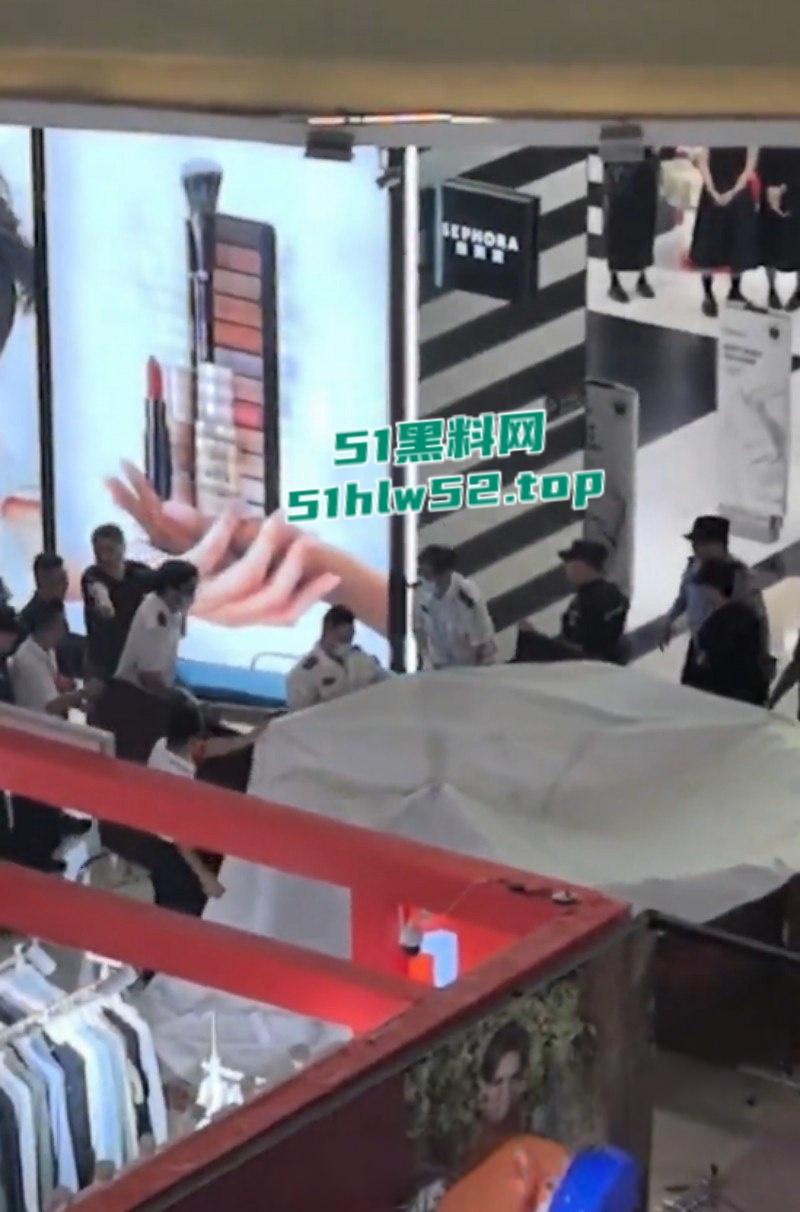 江苏扬州京华城商场内，女子跳楼轻生真相暴漏竟是与男友买奶茶发生分歧，一时冲动跳楼结束了生命！-6