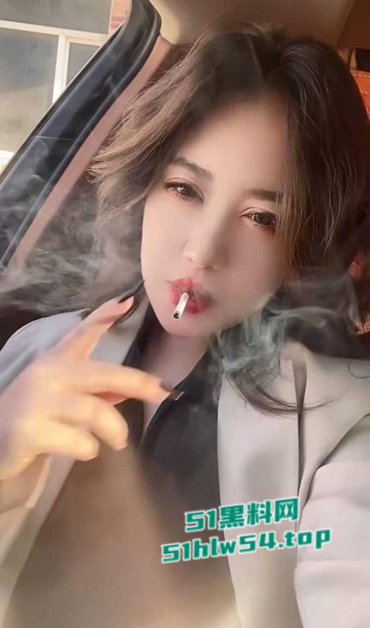 抖音性感人妻【洁】惨遭榜一大哥裸聊视频泄密，肥臀大奶尤物各种黑丝情趣诱惑，金主调教成极品风骚母狗！-3