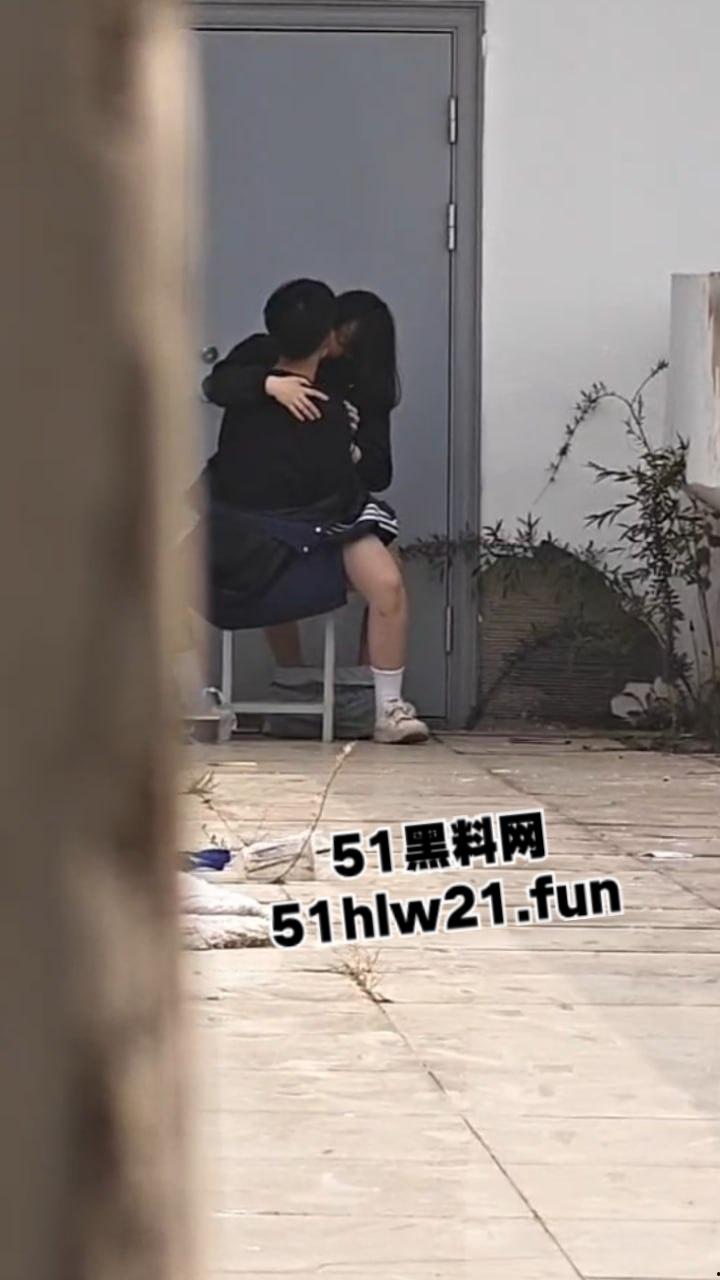 瓜友偷拍高中生做爱，年轻小情侣在学校楼顶拐角当场脱光女上位做爱，现在学生玩的真花。-5