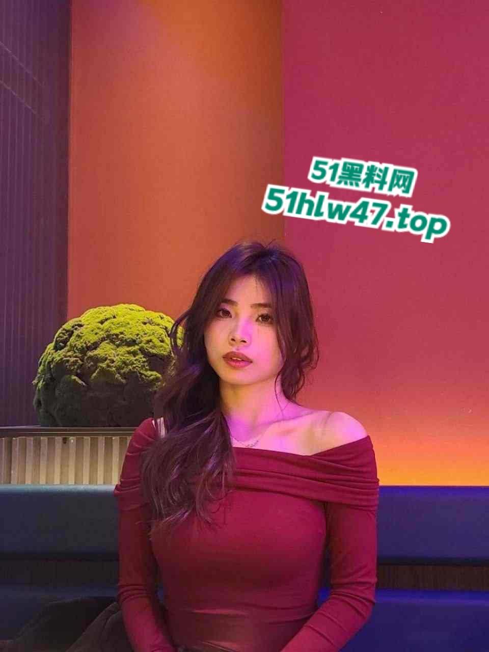 山西师范大学【刘景辛】大一新生性感尤物，背着男友和体育生开房做爱吃鸡视频流出。-3