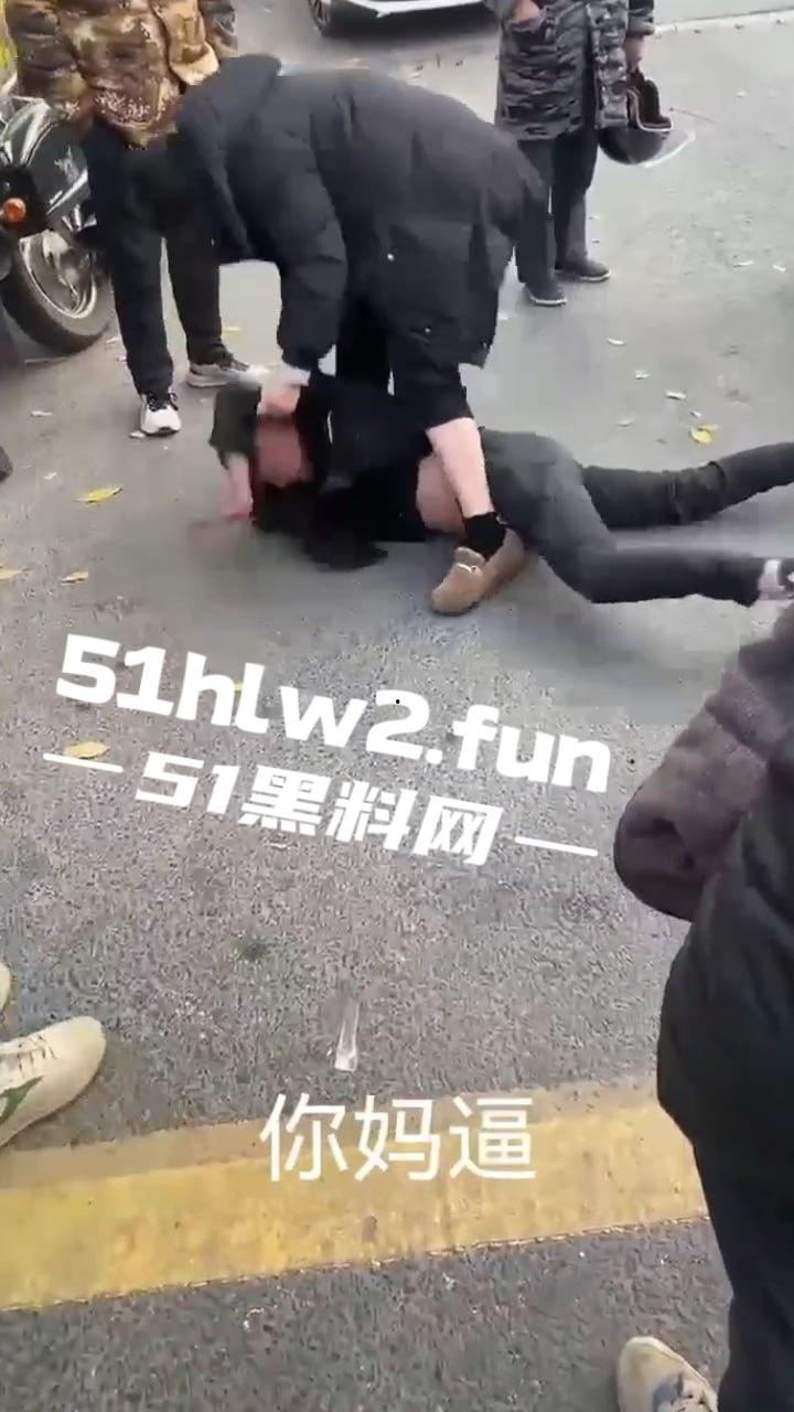 大哥以处对象名义，白操女人一年多 一分钱不花，连件衣服都不买还想分手被女子追到工地一顿暴打。-1