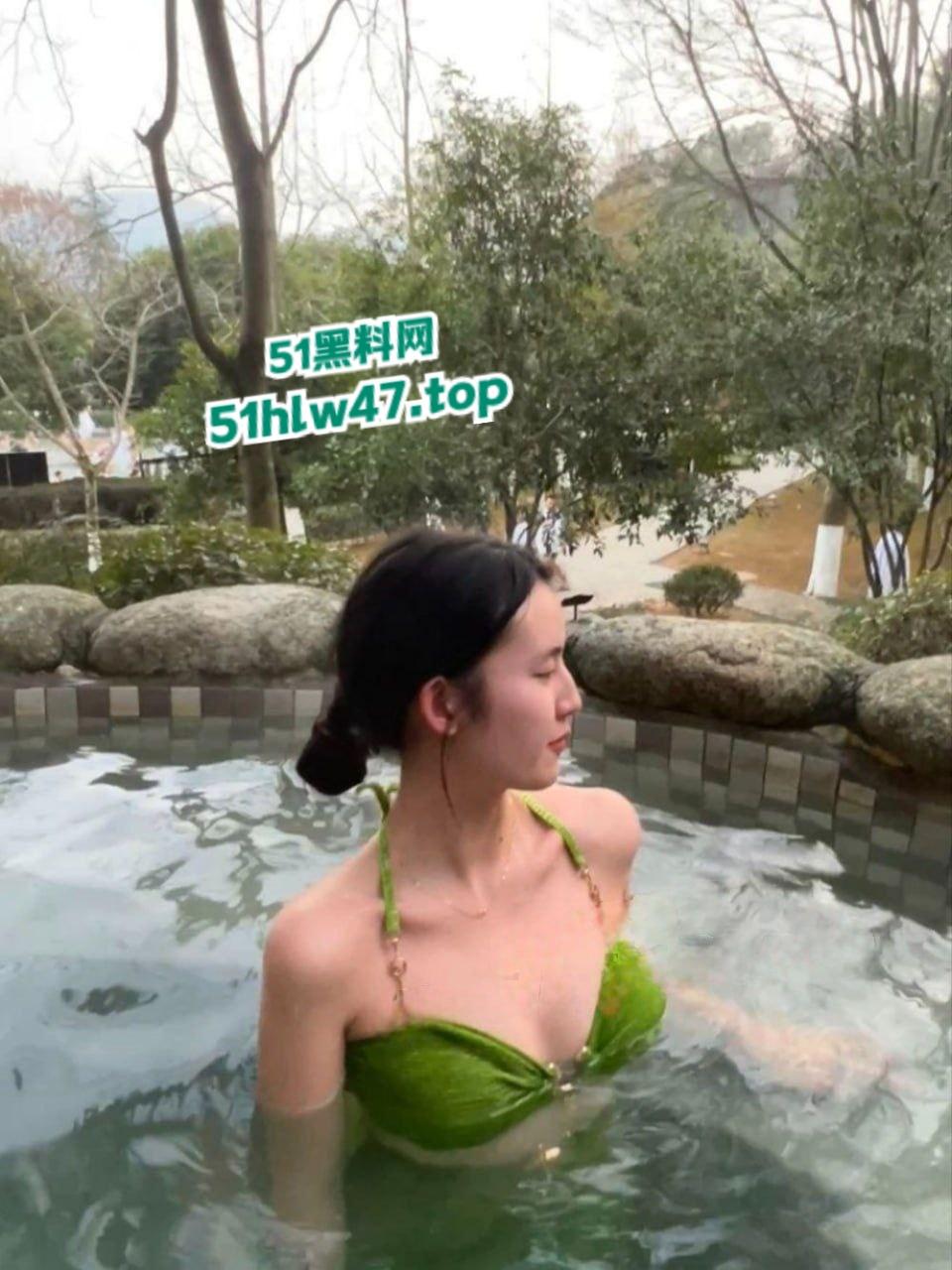 武汉大学计算机院，美女辅导员【徐曦】竟然偷偷直播玩擦边还私下裸聊约炮被学生发现后曝光。-4