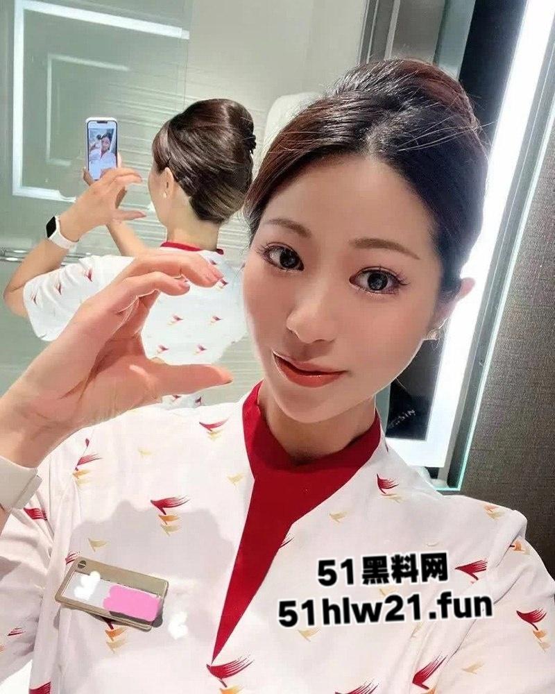 香港超火辣空姐出轨闺蜜老公,酒店激情吃鸡口交技术超一流,这么漂亮性感的空姐看着她吃鸡巴征服感拉满。-1