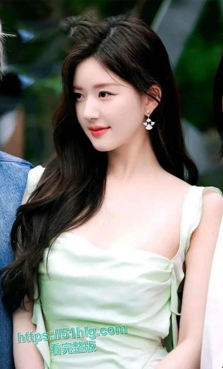 明星【赵露思】抖音直播 “小葡萄”意外走光,网友热议:真实魅力还是团队故意?-4