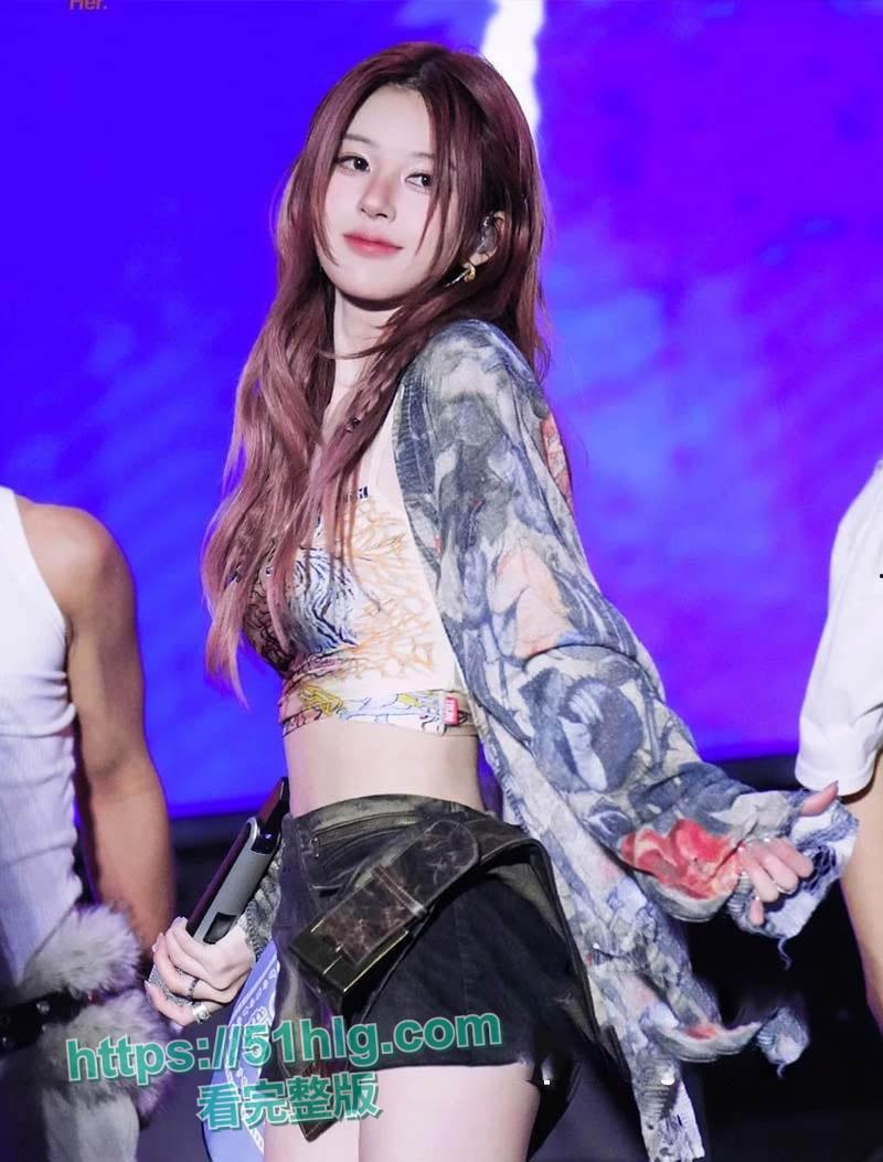 明星【赵露思】抖音直播 “小葡萄”意外走光,网友热议:真实魅力还是团队故意?-6