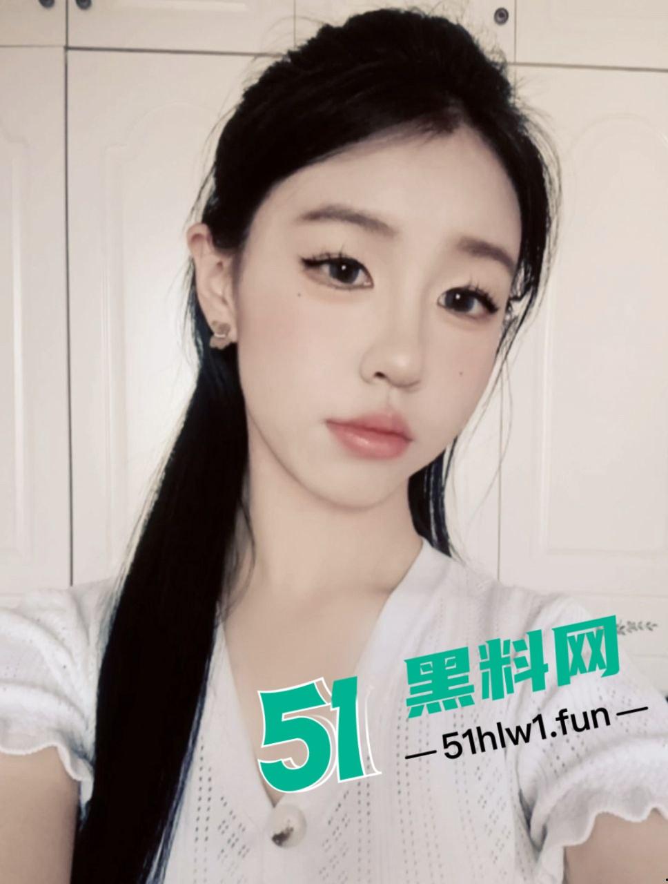 内蒙古赤峰学生妹【杨依诺】老师面前的好学生，私下却是性瘾婊子身材高挑细腰长腿做爱私拍遭流出。-8