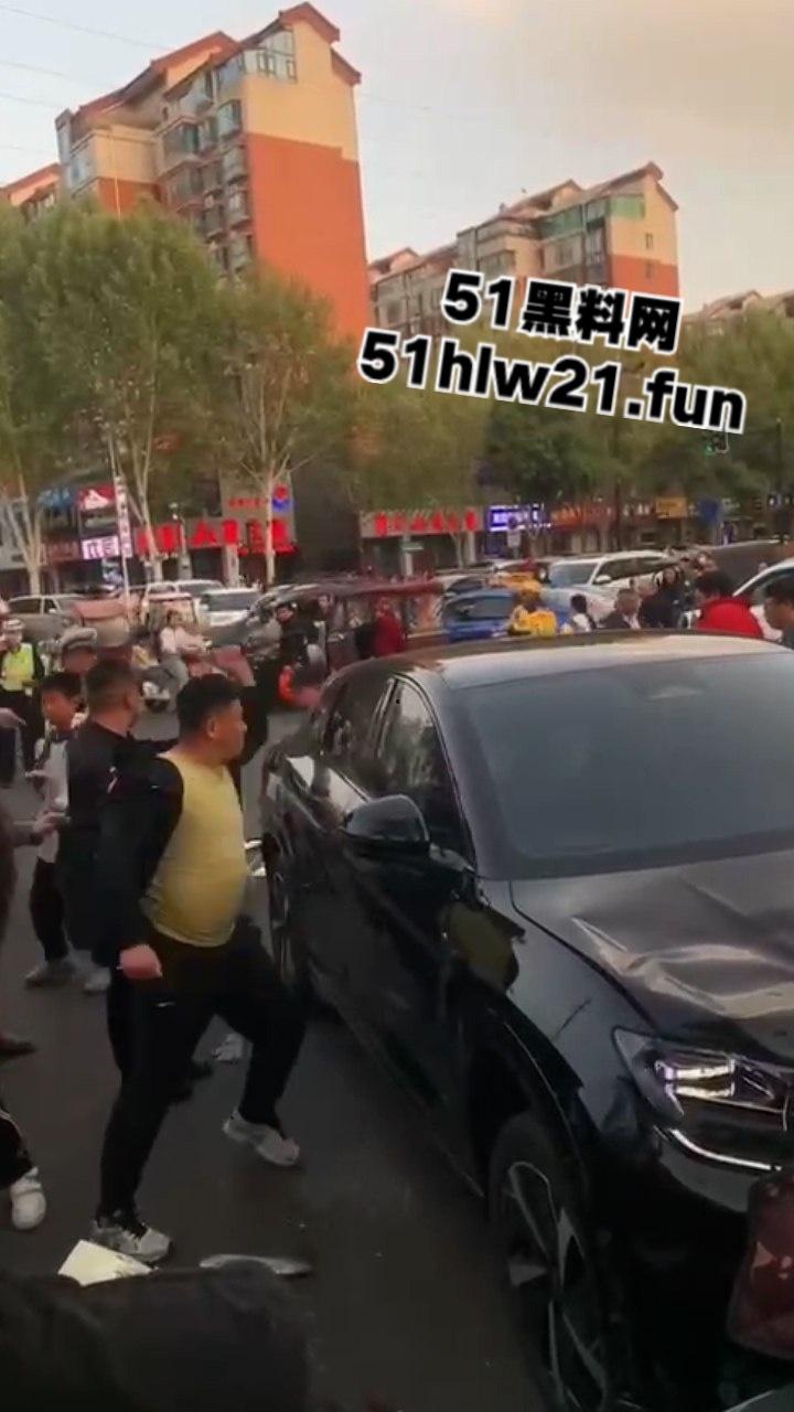 河南洛阳酗酒男驾车失控，闹市街区撞倒一片，倒霉路人头破血流命丢一半。-3