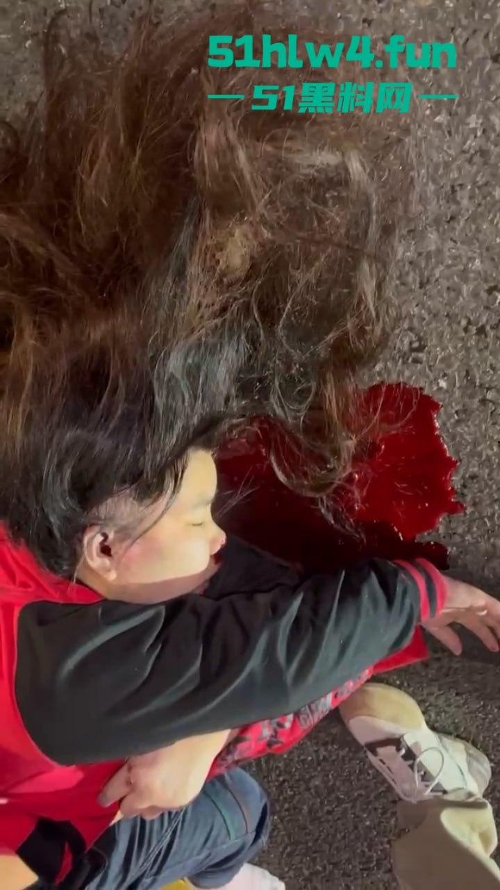 实拍悲惨车祸现场,可怜长发妹被撞飞后流血不止,血流速度比水龙头都快神仙来了也摇头!-2